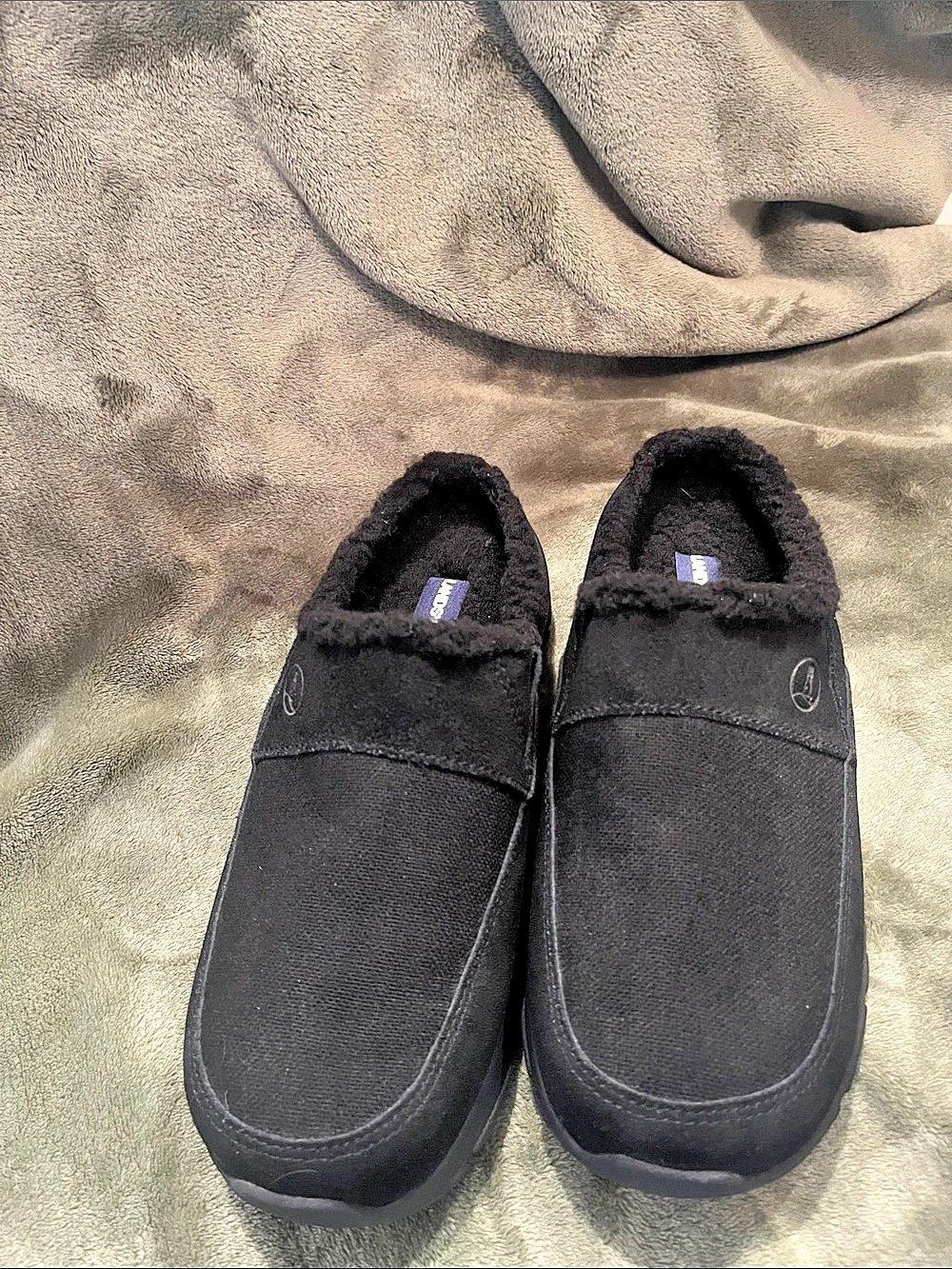 Lands End size 6 wide Black Casual Slip-On Sneakers Like New